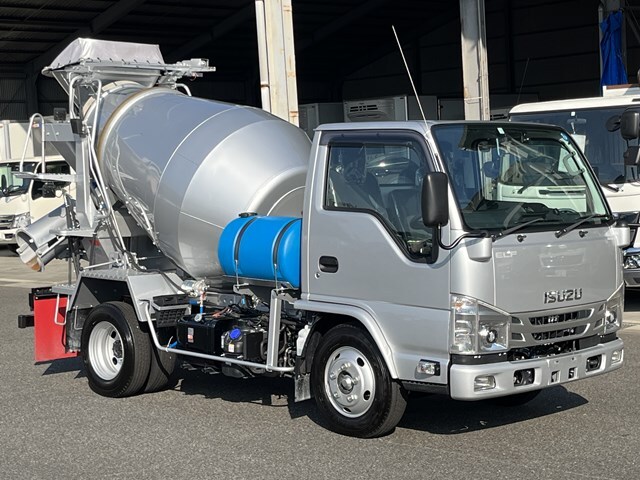 Isuzu ELF 2023