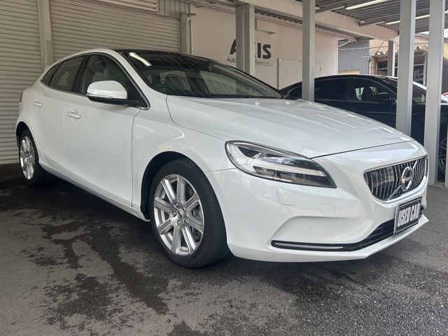 VOLVO V40 2019