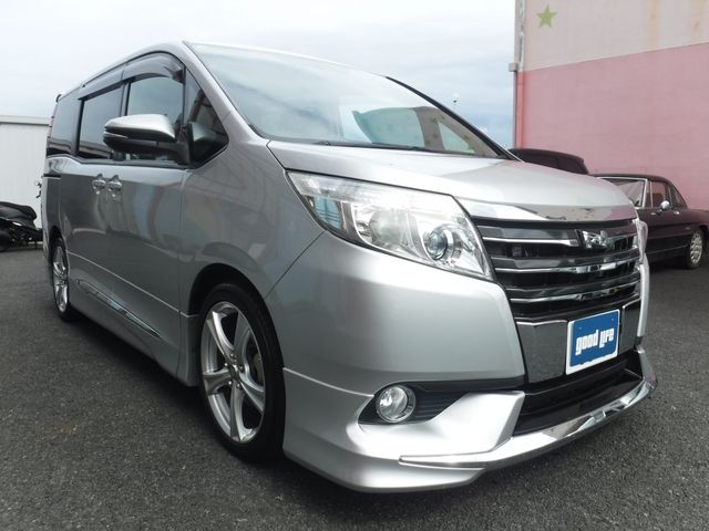 TOYOTA NOAH 2015