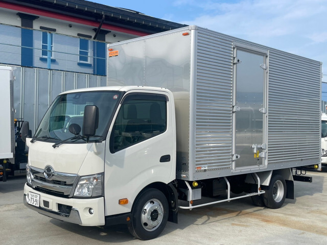 Hino DUTRO 2024