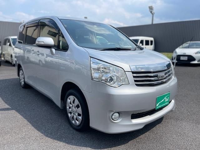 TOYOTA NOAH 2013