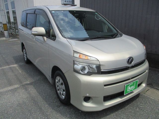 TOYOTA VOXY 4WD 2013