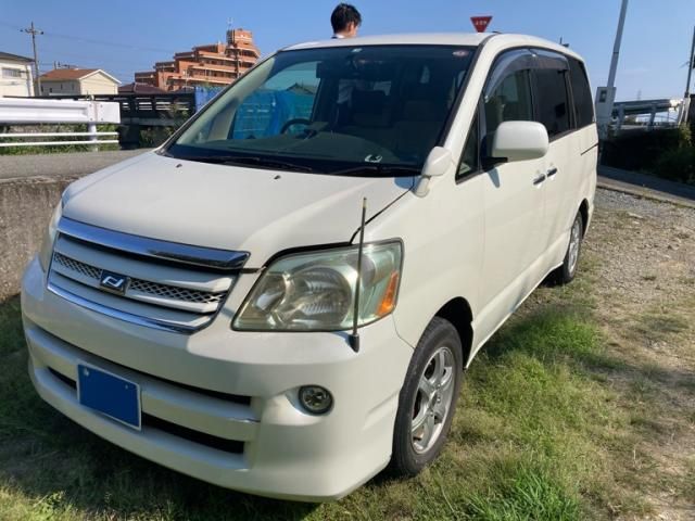 TOYOTA NOAH 2005