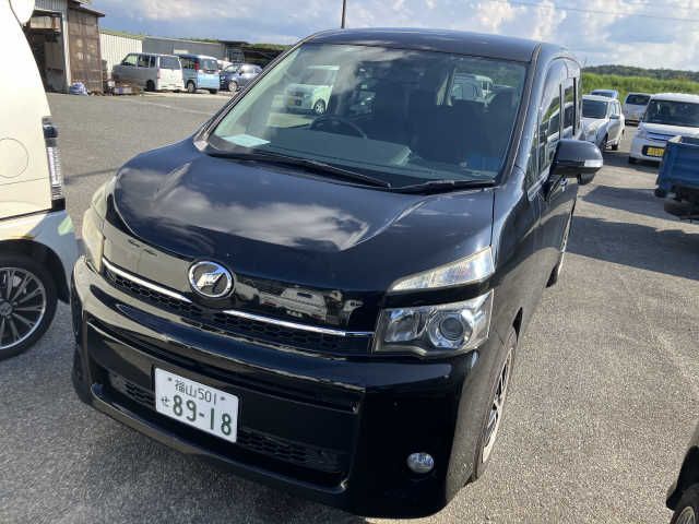 TOYOTA VOXY 2013