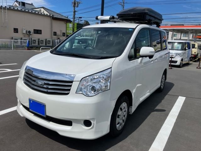 TOYOTA NOAH 2011