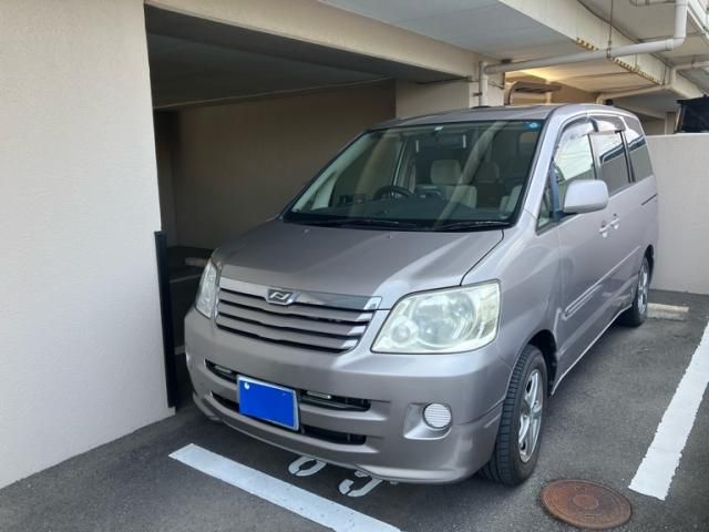 TOYOTA NOAH 2001