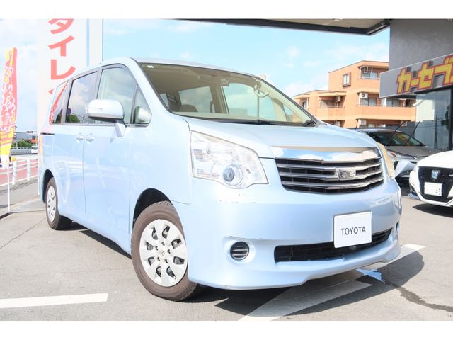 TOYOTA NOAH 2010