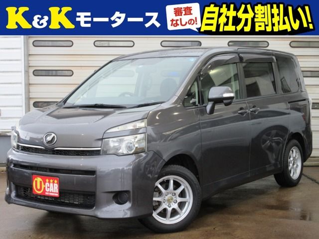 TOYOTA VOXY 2013