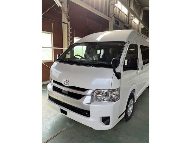 TOYOTA HIACE COMMUTER 2024