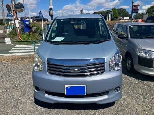 TOYOTA NOAH 2011