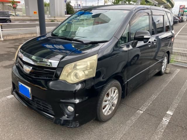 TOYOTA NOAH 2010