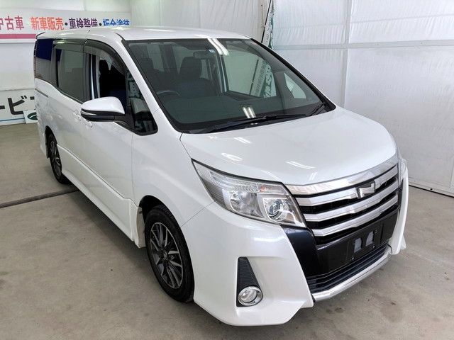 TOYOTA NOAH 2015