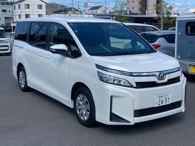 TOYOTA VOXY 2018