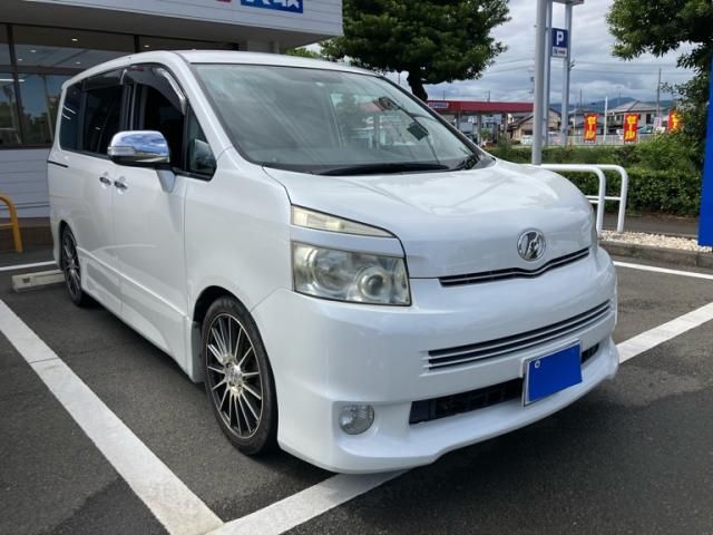 TOYOTA VOXY 2010