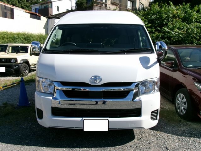 TOYOTA HIACE COMMUTER 2024