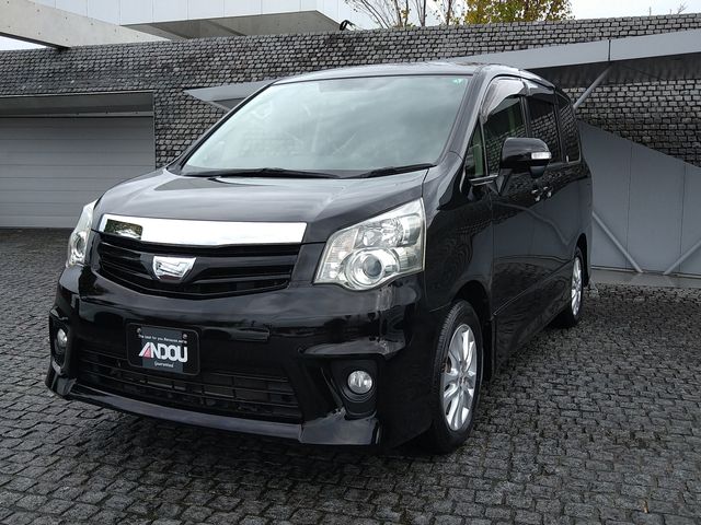 TOYOTA NOAH 2013