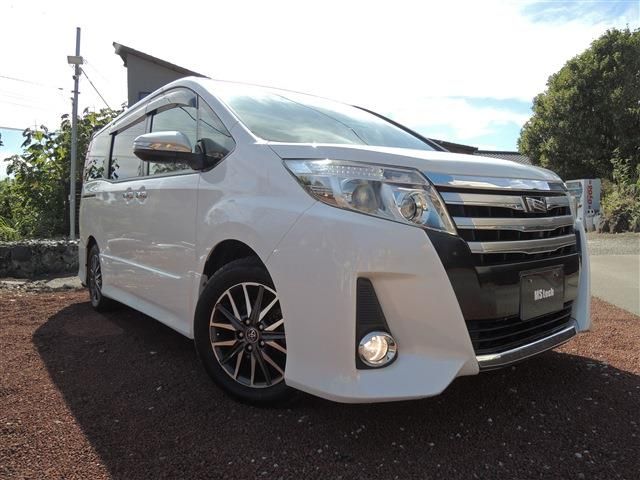 TOYOTA NOAH 2014