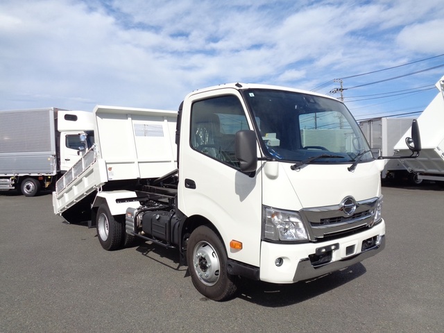 Hino DUTRO 2024