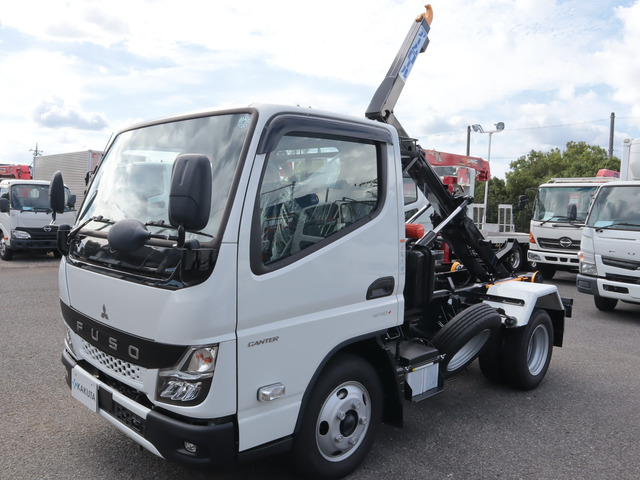 Mitsubishi CANTER 2023