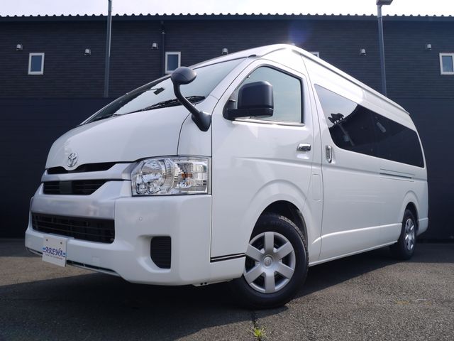 TOYOTA HIACE COMMUTER 2024