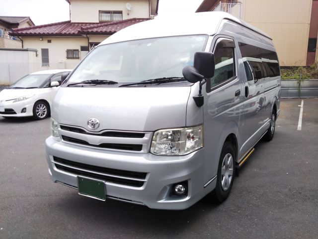 TOYOTA HIACE COMMUTER 2011