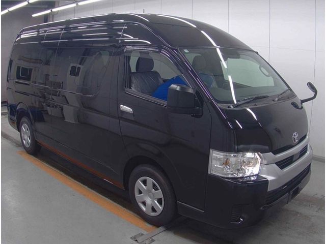 TOYOTA HIACE COMMUTER 2024