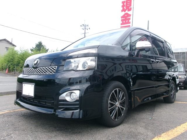 TOYOTA VOXY 2011