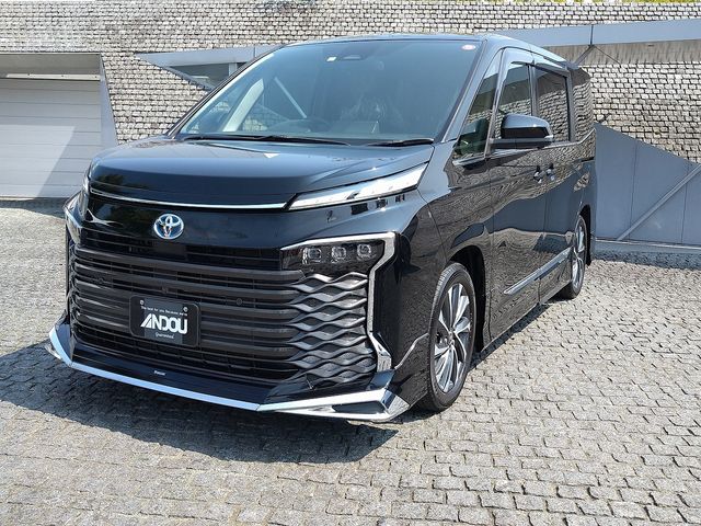 TOYOTA VOXY HYBRID 2022