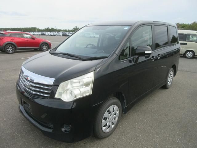 TOYOTA NOAH 2013