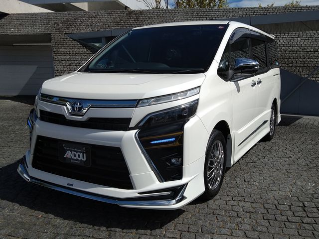 TOYOTA VOXY HYBRID 2020