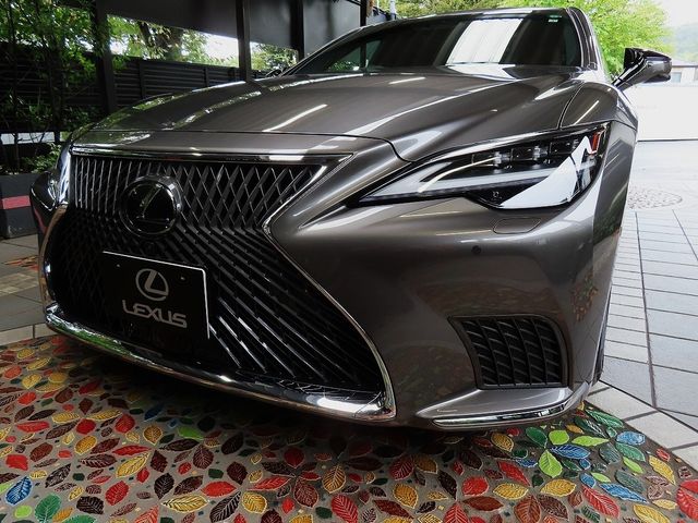 TOYOTA LEXUS LS500h 4WD 2023