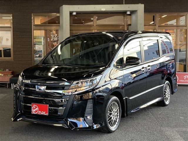 TOYOTA NOAH HYBRID 2017