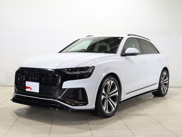 AUDI Q8 2021