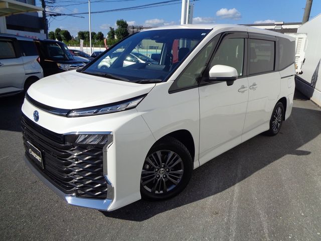 TOYOTA VOXY HYBRID 2022