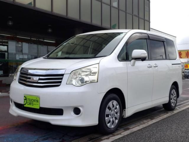 TOYOTA NOAH 2011