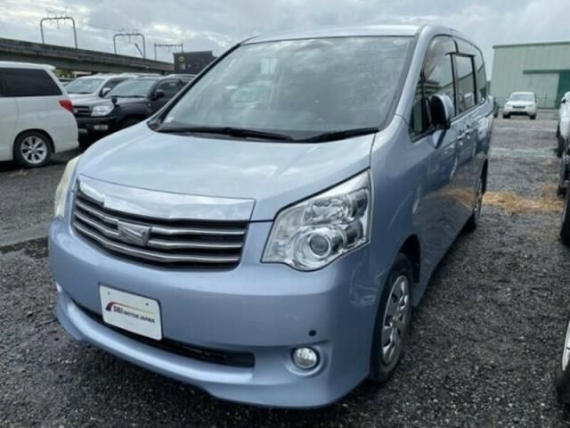 TOYOTA NOAH 2011