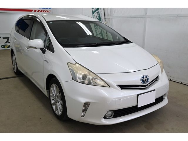 TOYOTA PRIUS ALPHA 2013