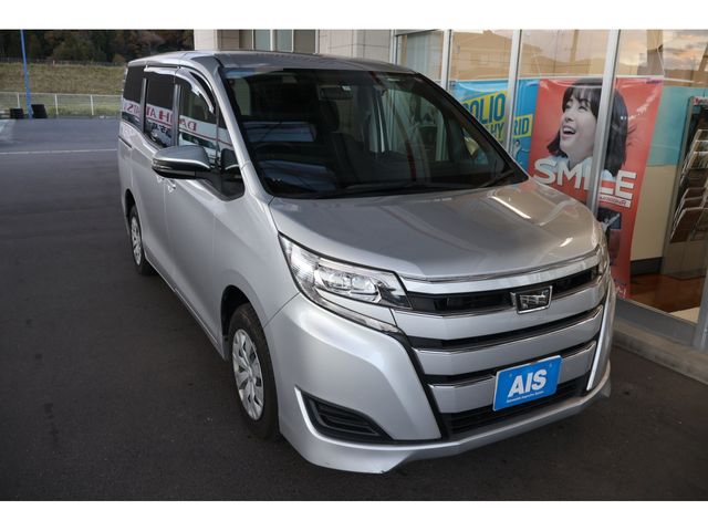 TOYOTA NOAH 4WD 2017