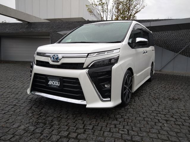 TOYOTA VOXY HYBRID 2021