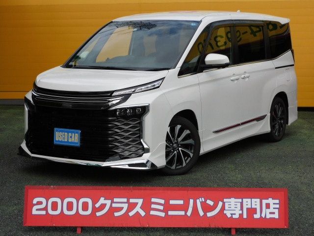 TOYOTA VOXY HYBRID 2022