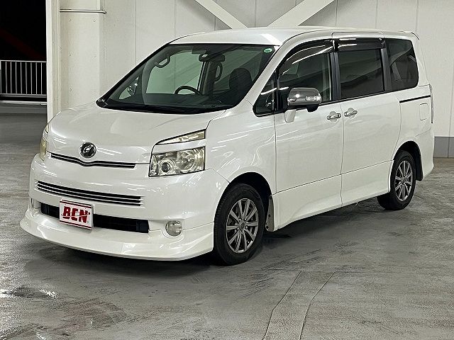 TOYOTA VOXY 2010