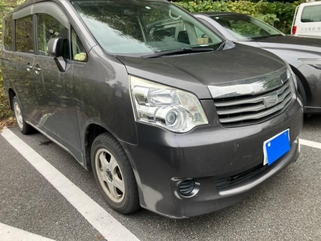 TOYOTA NOAH 4WD 2013