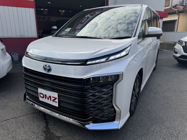 TOYOTA VOXY HYBRID 2022