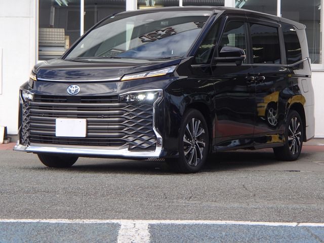 TOYOTA VOXY HYBRID 2023