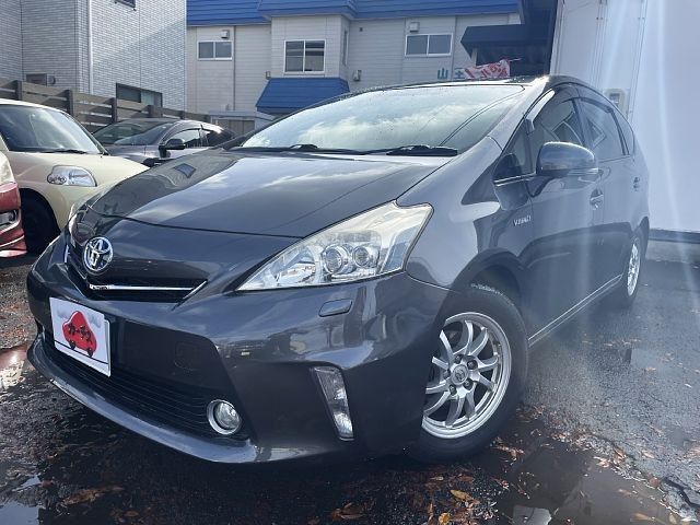 TOYOTA PRIUS ALPHA 2013